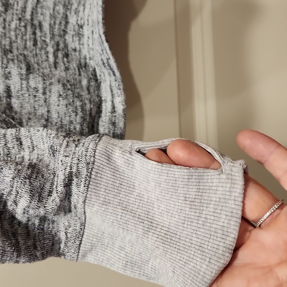 Athletica zipper hoodie with thumb holes and side pockets - Picture 6 of 8